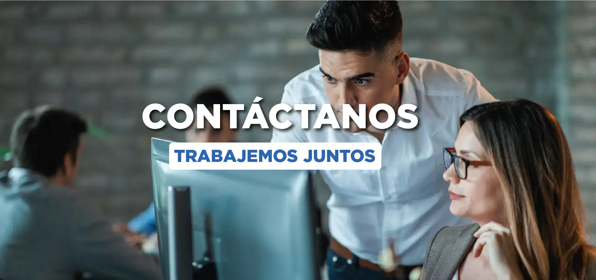 Hombre profesional sonriendo mientras usa una laptop en una oficina. En el centro destaca el texto "NUESTRAS CERTIFICACIONES" junto a un icono translúcido de un escudo con un candado, representando ciberseguridad.